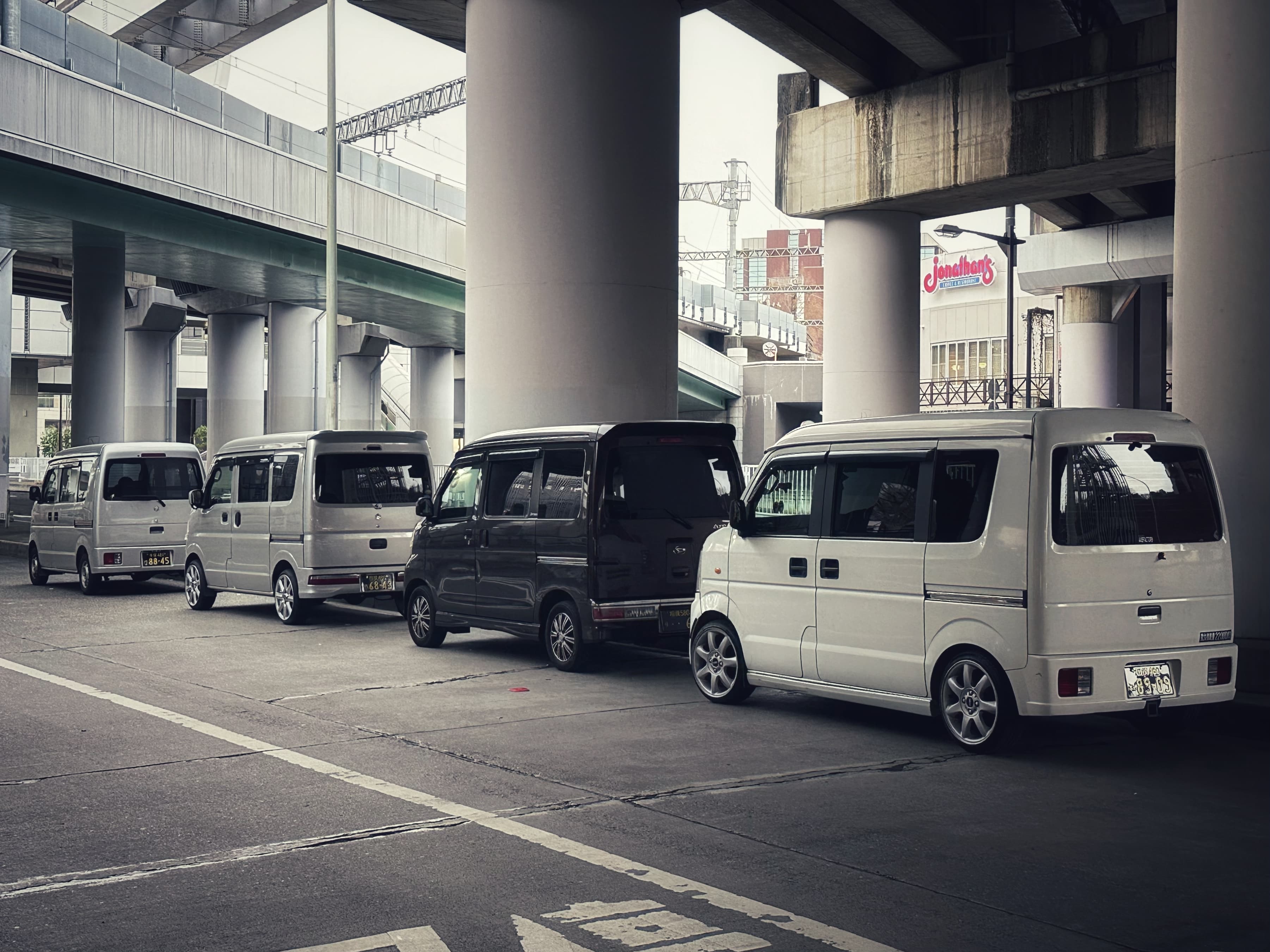 高速道路を走るURSTYLEの車両群